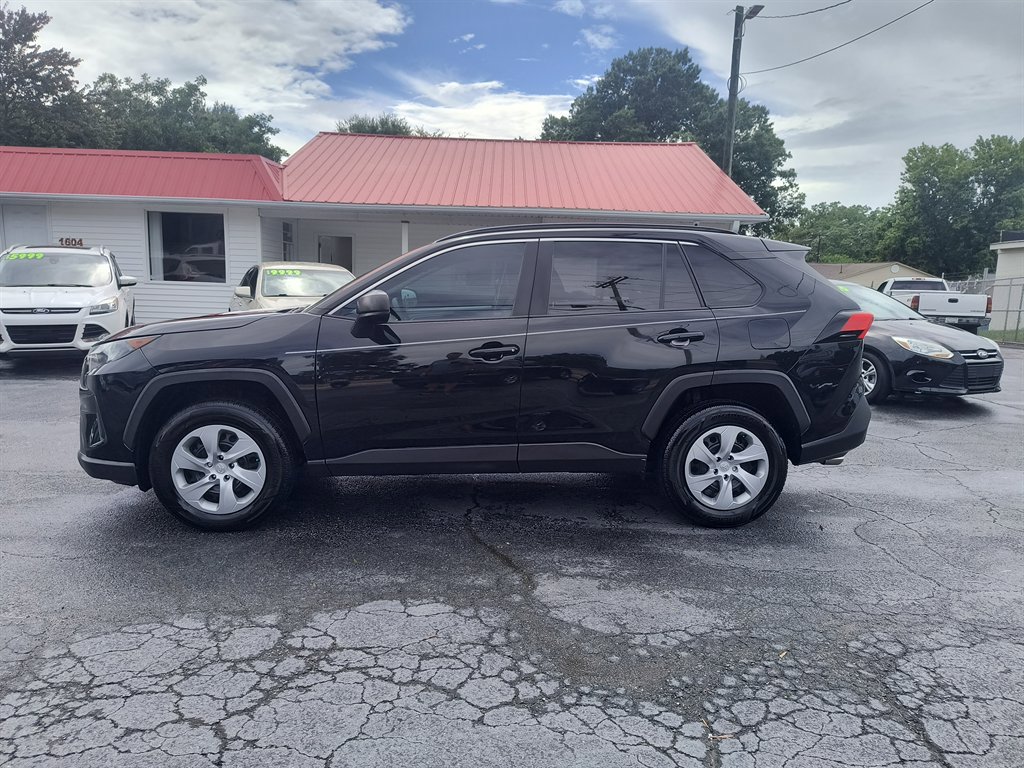 Used 2020 Toyota RAV4 LE image 2