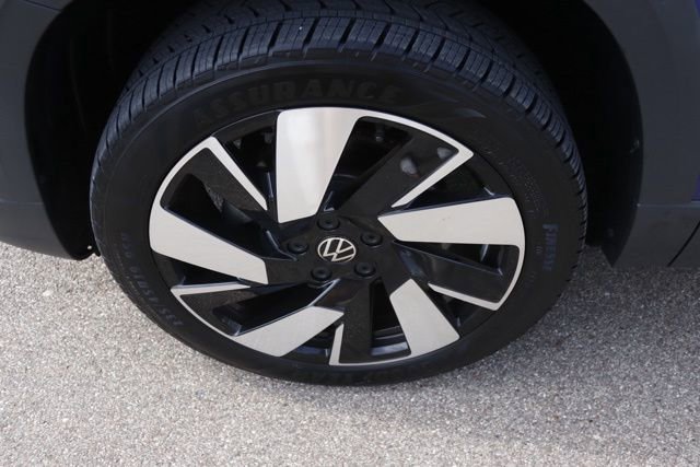 Used 2024 Volkswagen Taos SEL image 11