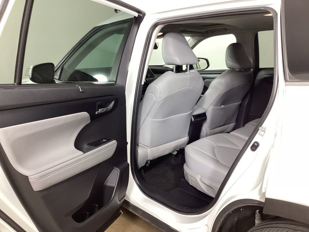Used 2025 Toyota Highlander XLE AWD/4WD image 19
