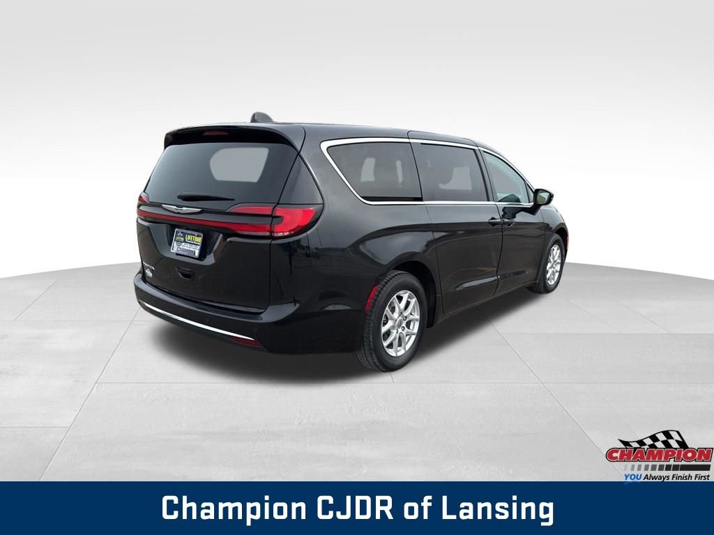 Used 2024 Chrysler Pacifica Touring-L image 5