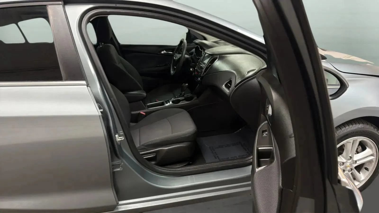 Used 2018 Chevrolet Cruze LT FWD image 21