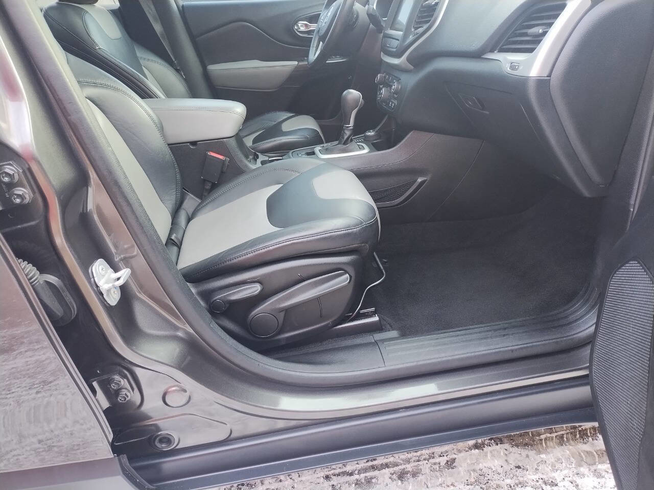 Used 2014 Jeep Cherokee Limited image 26