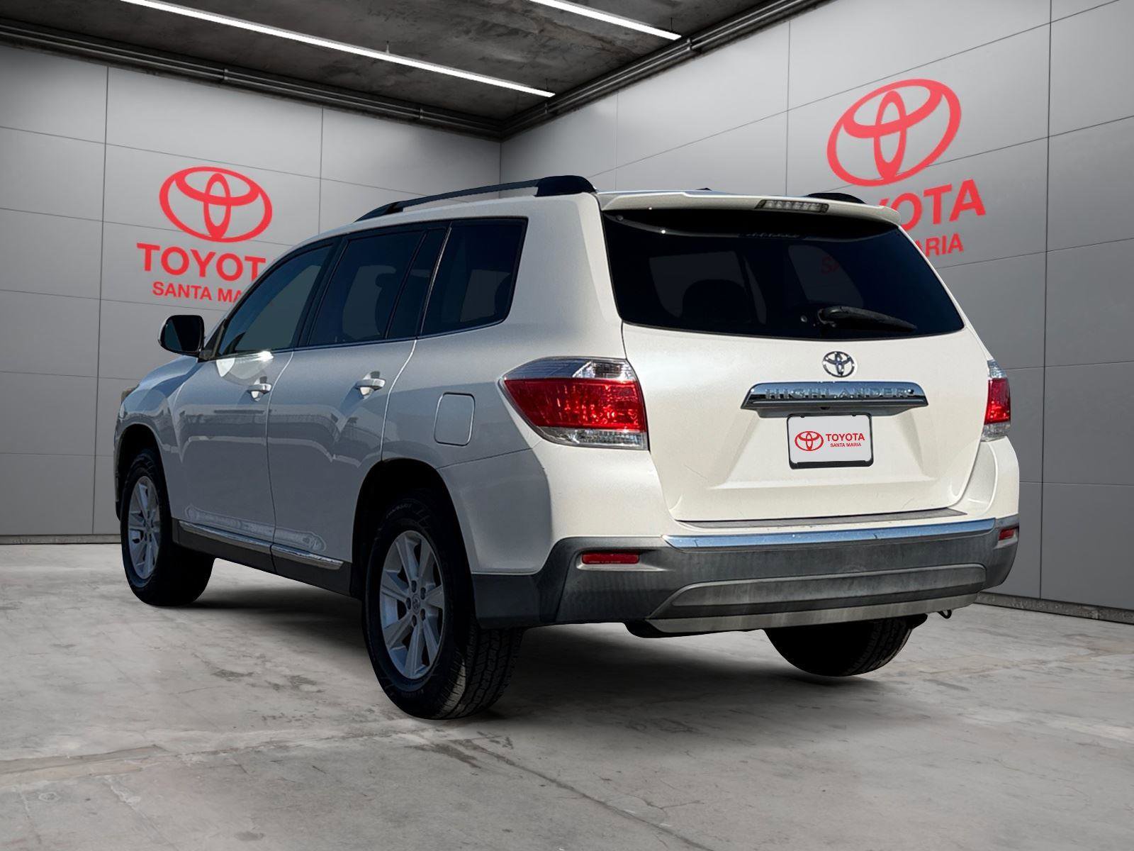 Used 2011 Toyota Highlander SE w/ Tow Pkg image 2