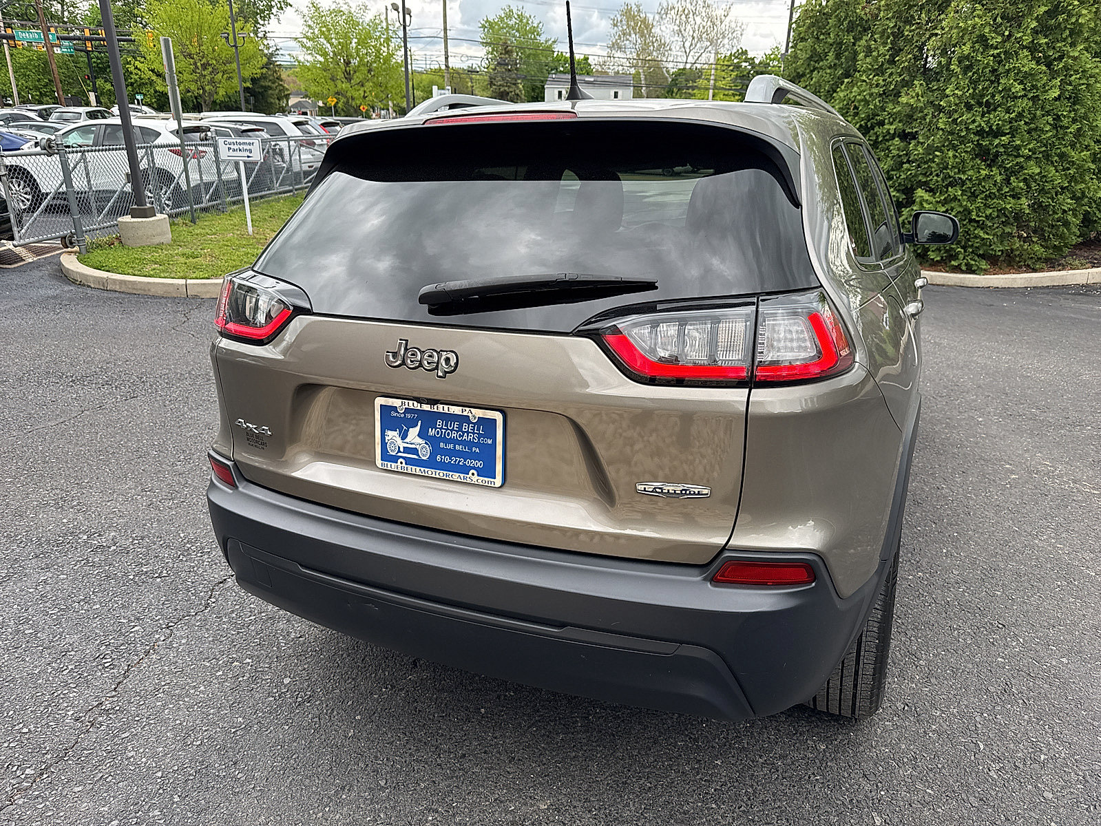 Used 2019 Jeep Cherokee Latitude w/ Cold Weather Group AWD/4WD image 9