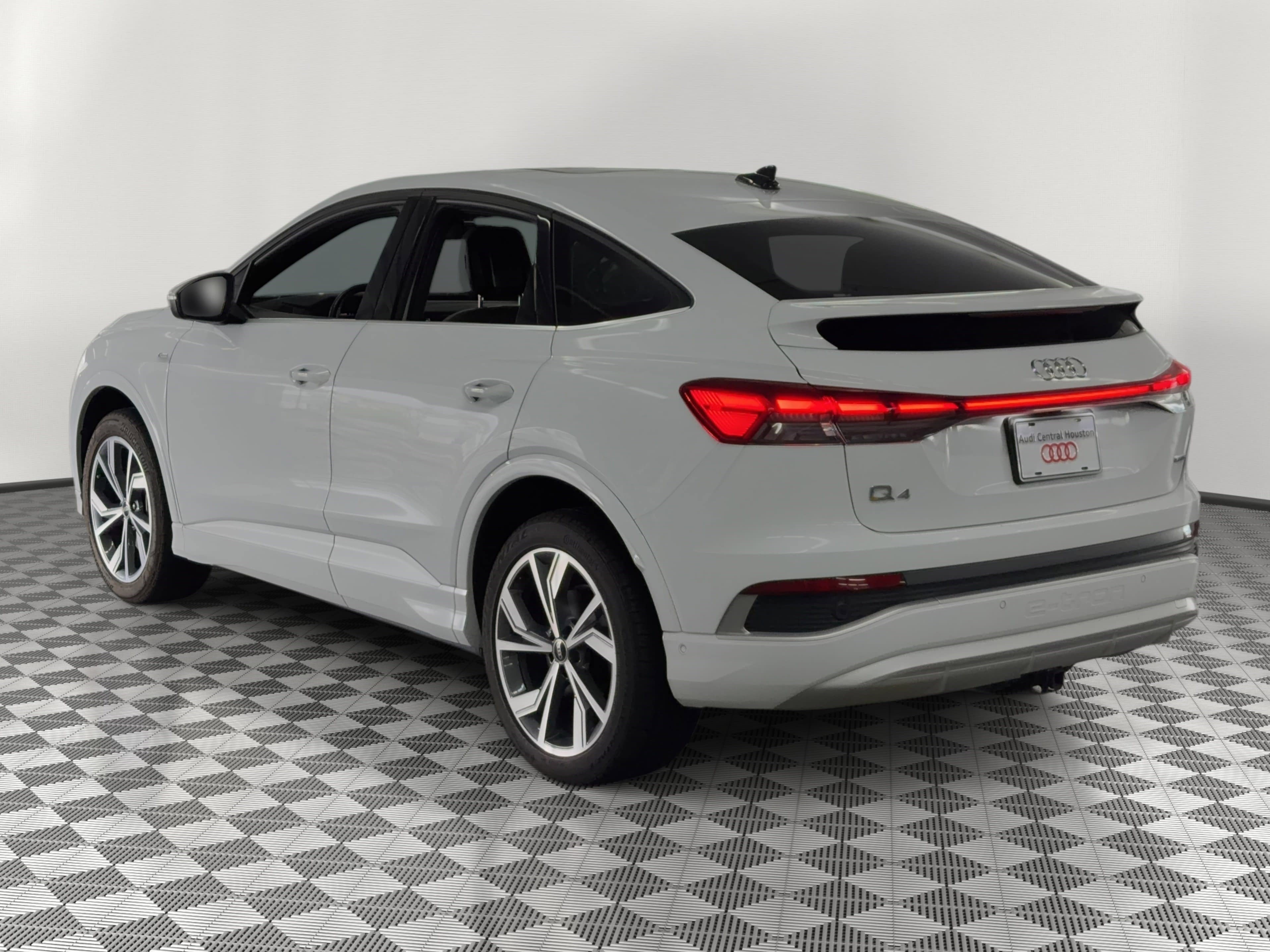 Used 2024 Audi Q4 e-tron Prestige AWD/4WD image 3