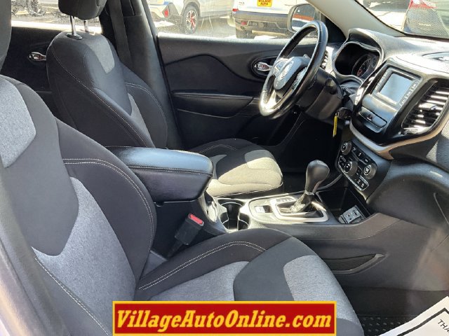 Used 2017 Jeep Cherokee Sport w/ Cold Weather Group FWD image 34