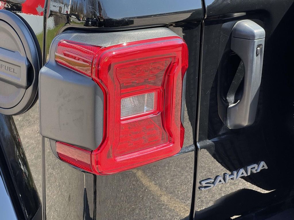 Used 2025 Jeep Wrangler Unlimited Sahara AWD/4WD image 9