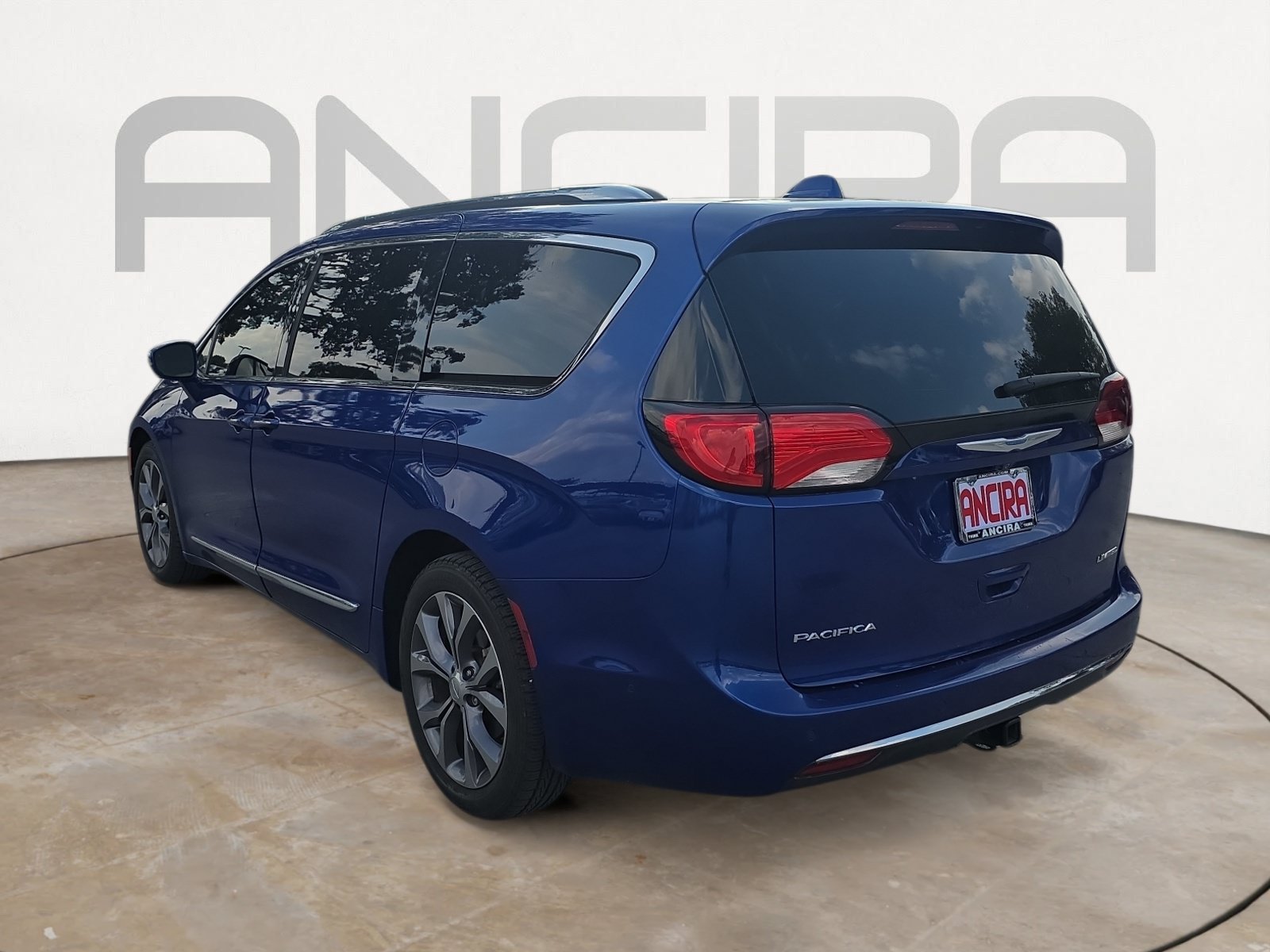Used 2018 Chrysler Pacifica Limited w/ Tire & Wheel Group FWD image 6