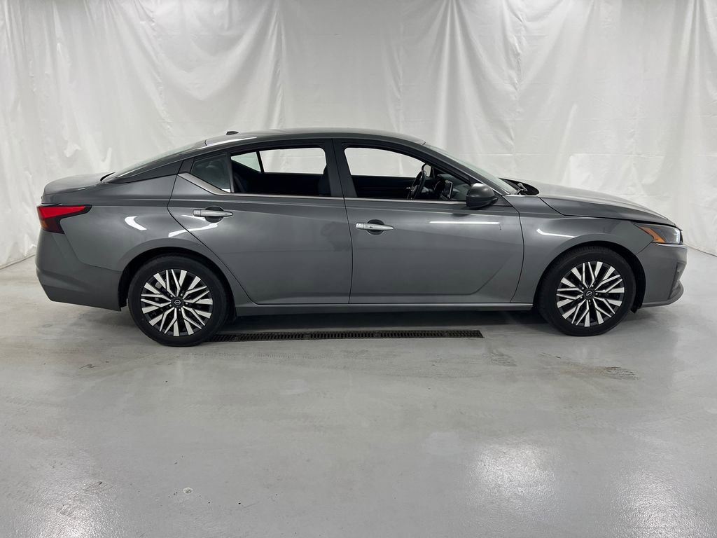 Used 2024 Nissan Altima 2.5 SV image 2