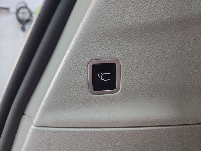 Used 2023 Chrysler Pacifica Touring-L image 16