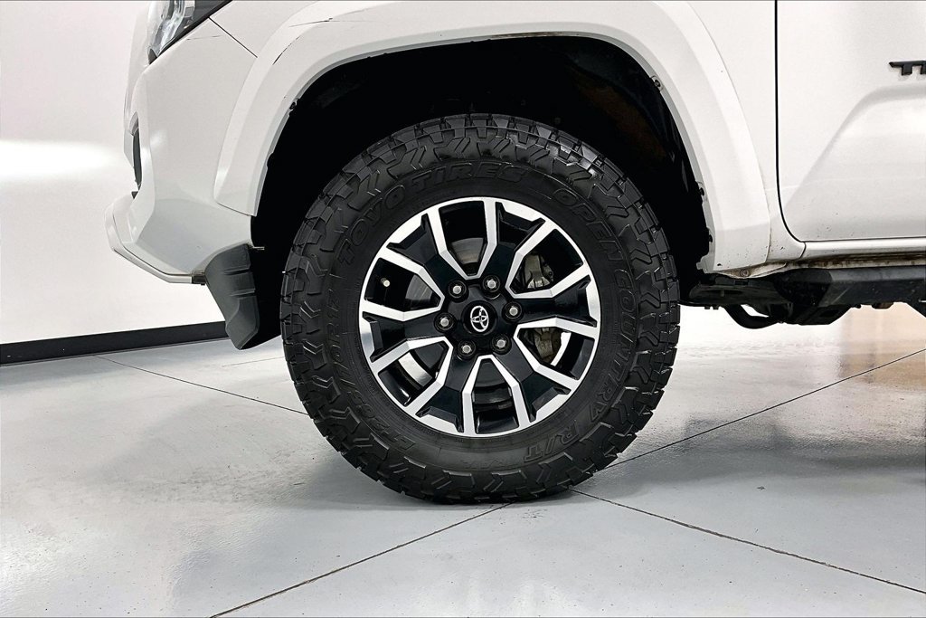 Used 2020 Toyota Tacoma TRD Sport w/ Technology Package AWD/4WD image 10