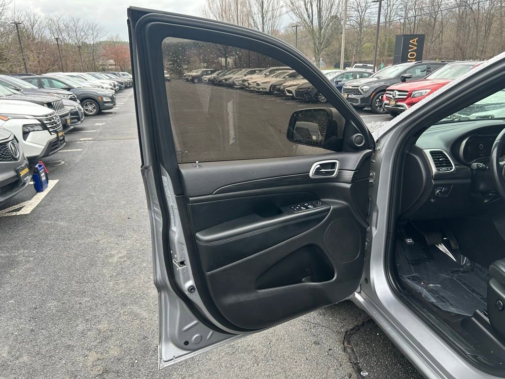 Used 2019 Jeep Grand Cherokee Altitude AWD/4WD image 10