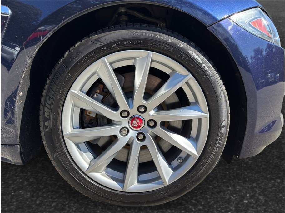 Used 2015 Jaguar XF Premium image 13