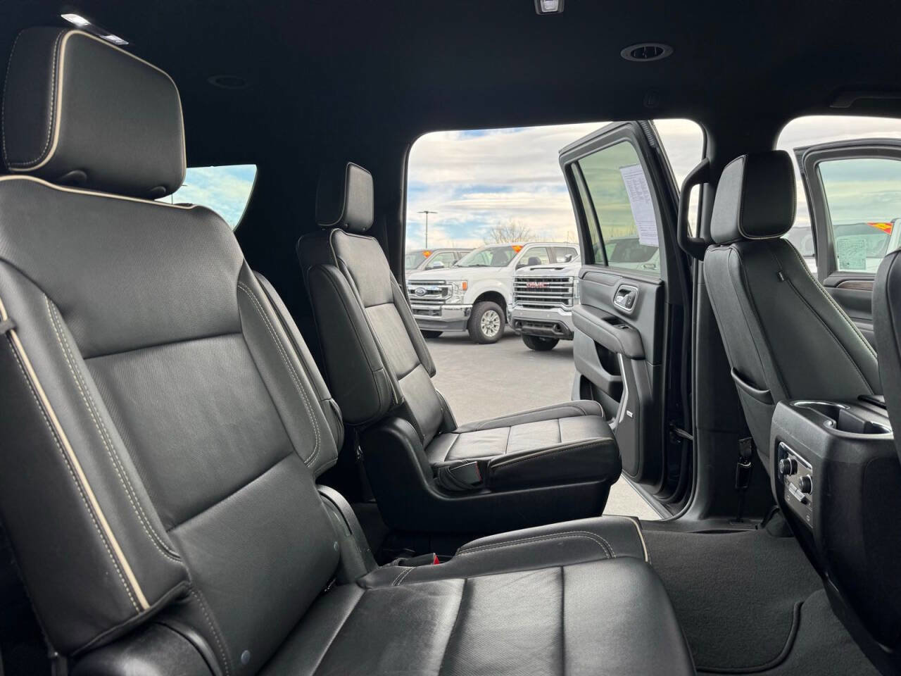 Used 2023 Chevrolet Suburban Premier image 39