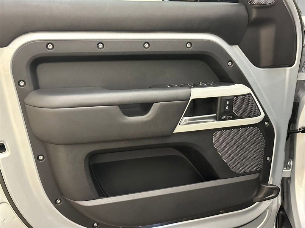 Used 2023 Land Rover Defender 110 X-Dynamic SE image 13