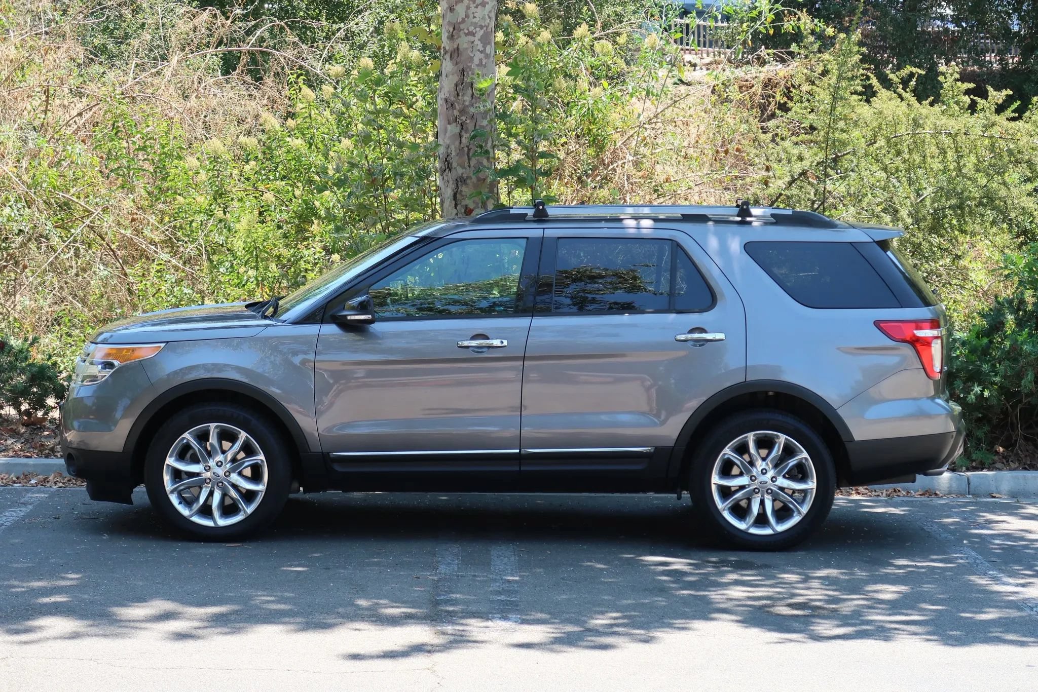 Used 2013 Ford Explorer XLT AWD/4WD image 3