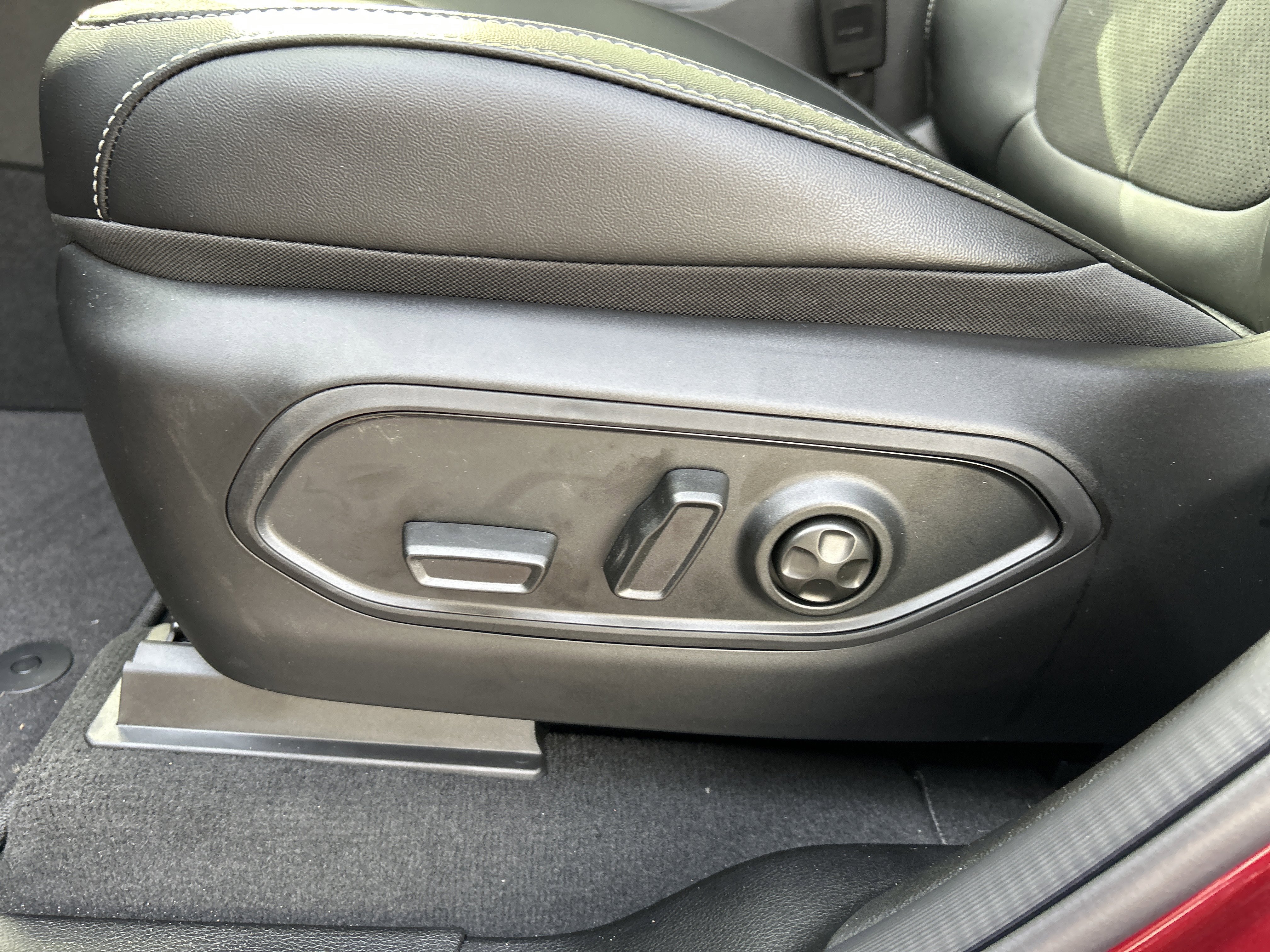 New 2025 Jeep Grand Cherokee Altitude image 17