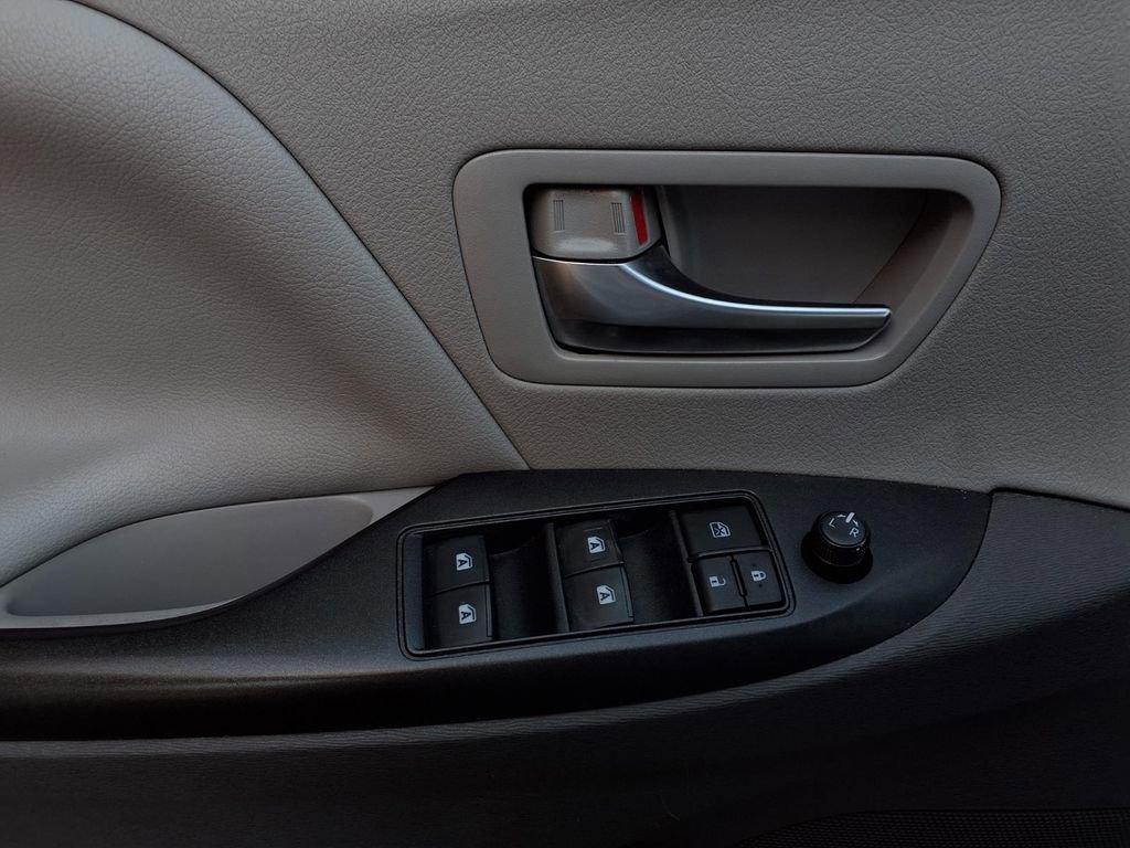 Used 2020 Toyota Sienna LE w/ Carpet Mat Package FWD image 18