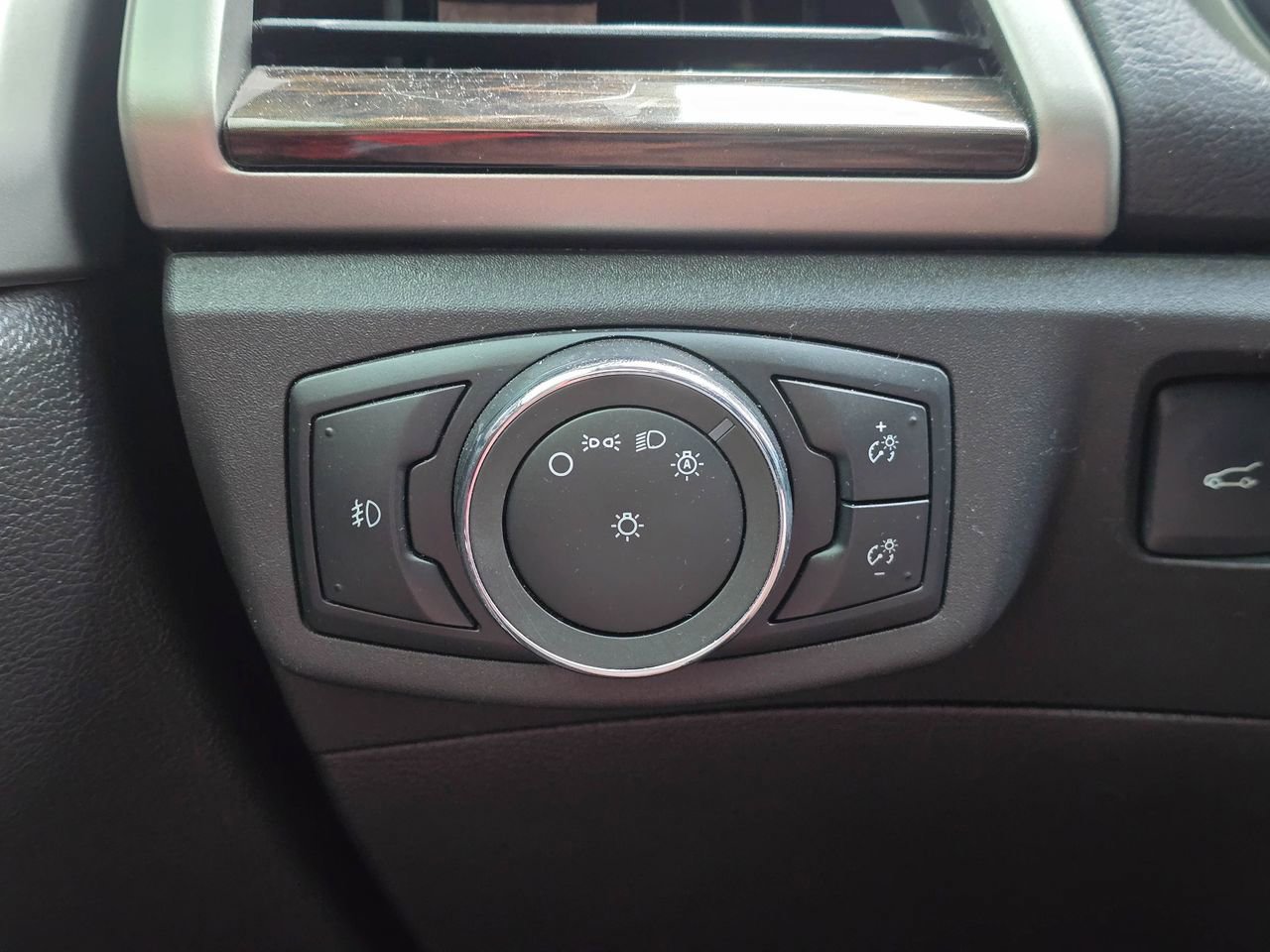 Used 2015 Ford Fusion Energi SE image 23