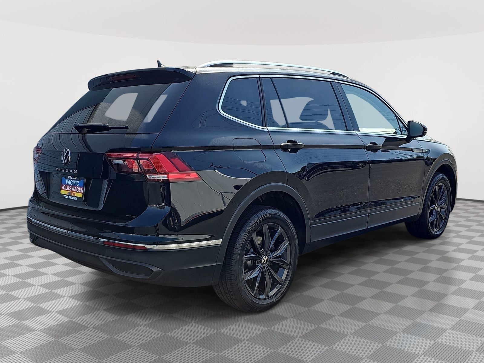 Certified 2024 Volkswagen Tiguan SE FWD image 5