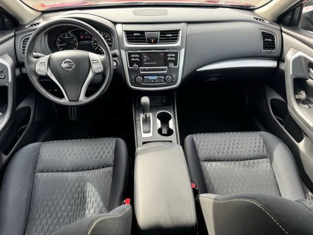 Used 2017 Nissan Altima 2.5 SV image 2