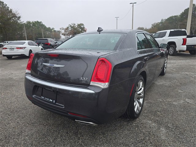 Certified 2019 Chrysler 300 Touring w/ Chrome Appearance Package image 4