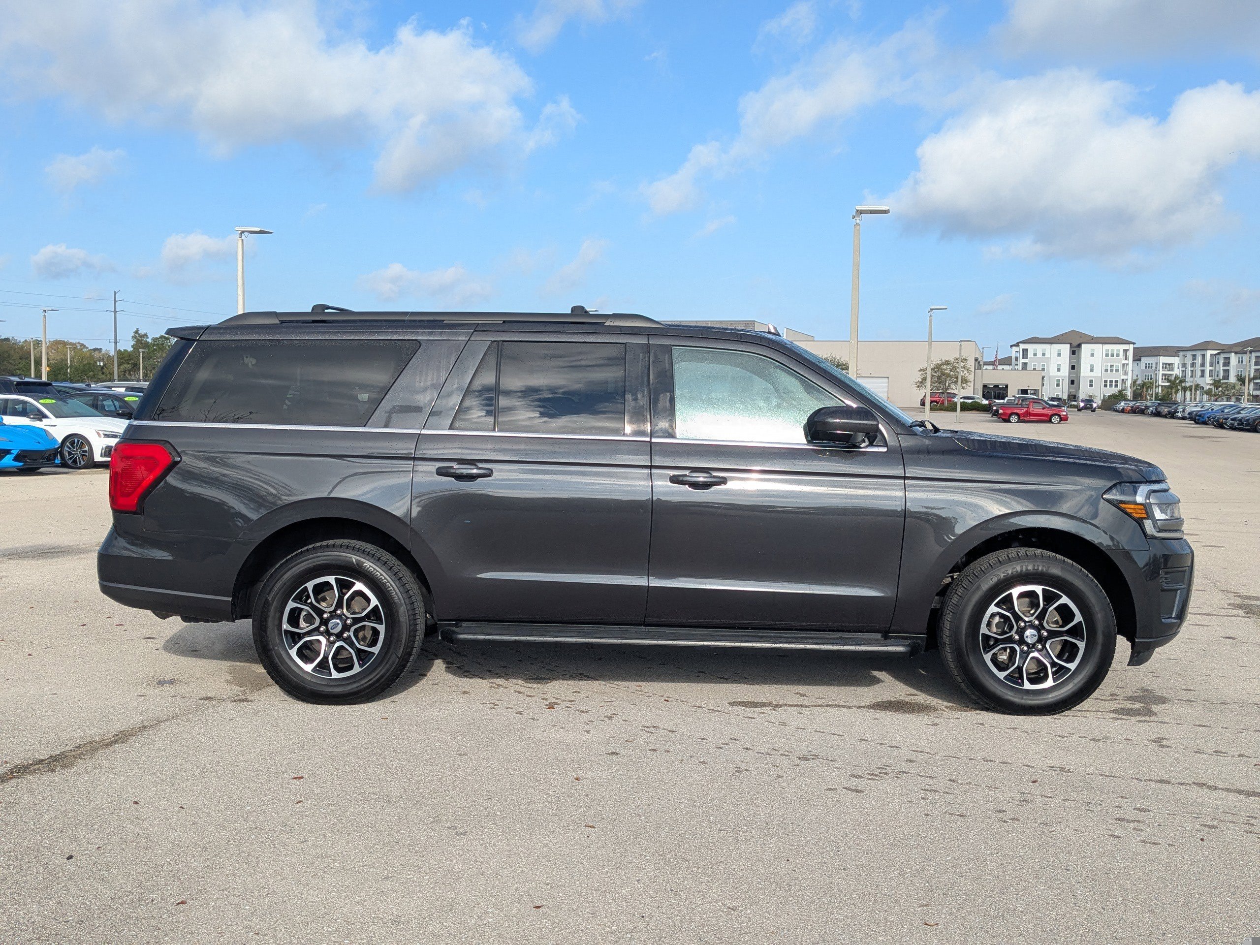 Used 2024 Ford Expedition Max XLT image 4