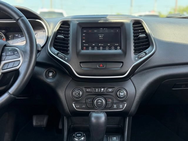 Used 2019 Jeep Cherokee Latitude Plus AWD/4WD image 17