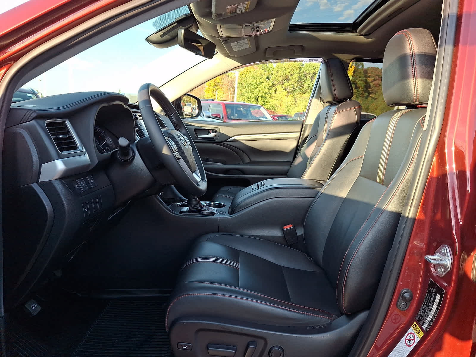 Used 2019 Toyota Highlander SE AWD/4WD image 17