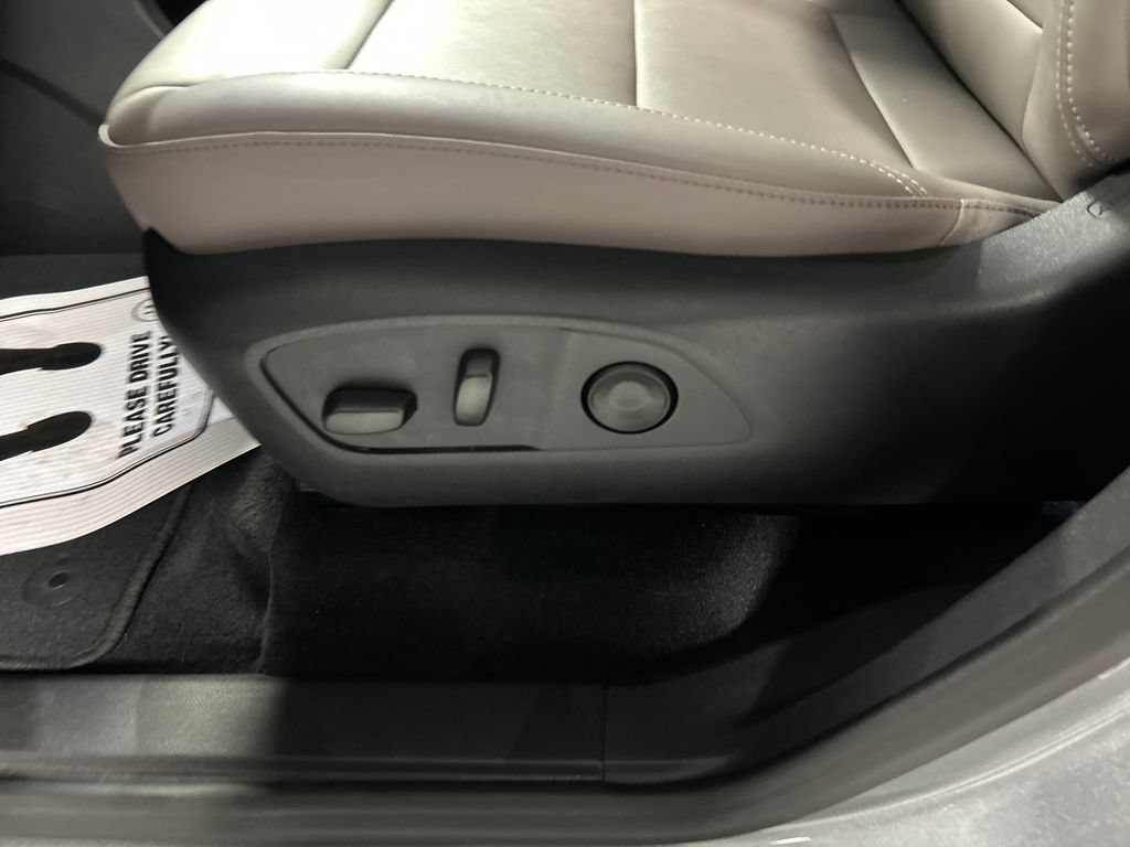 Used 2026 GMC Acadia Elevation w/ Elevation Premium Package FWD image 13