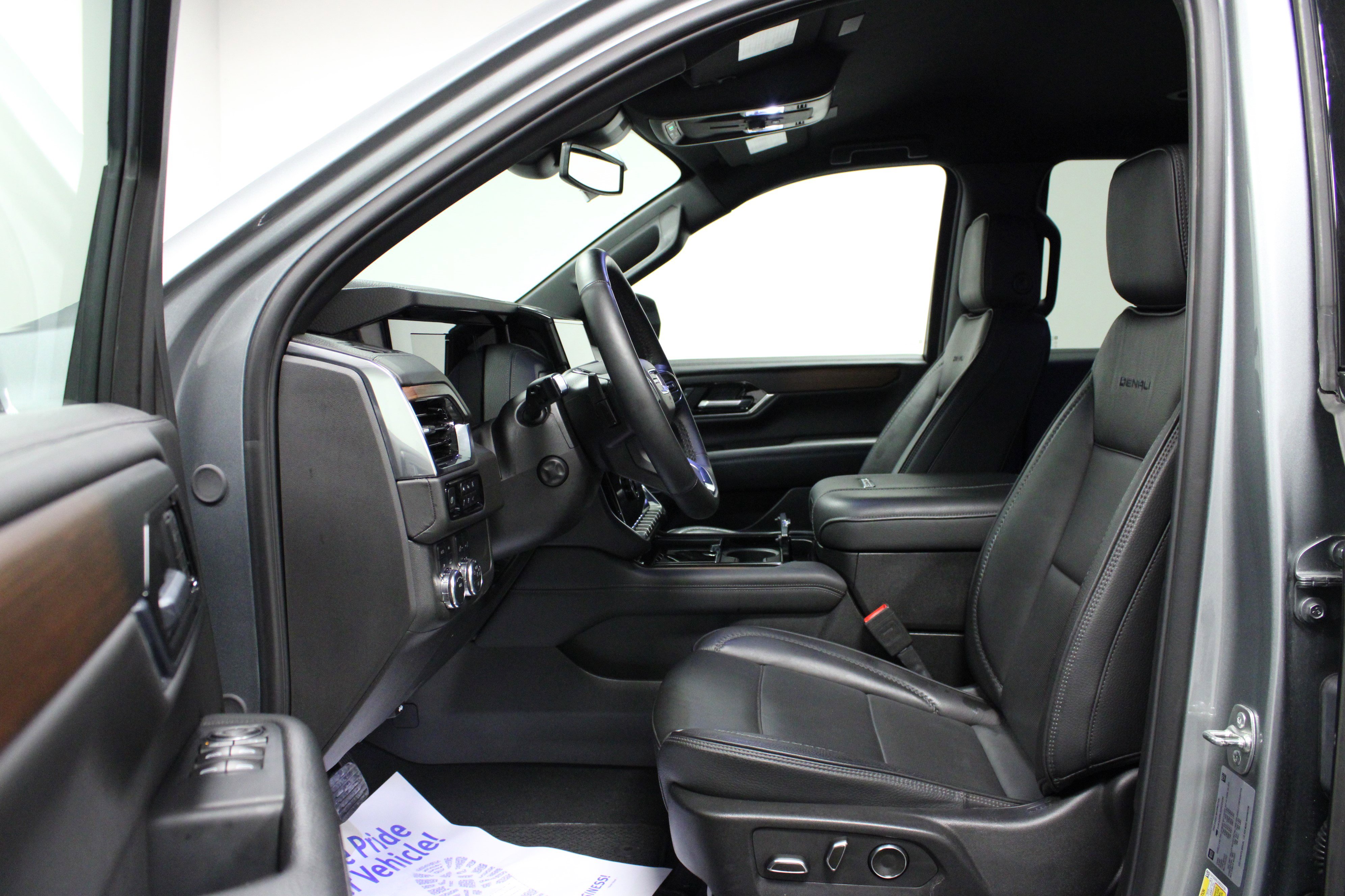 Used 2025 GMC Yukon Denali AWD/4WD image 12