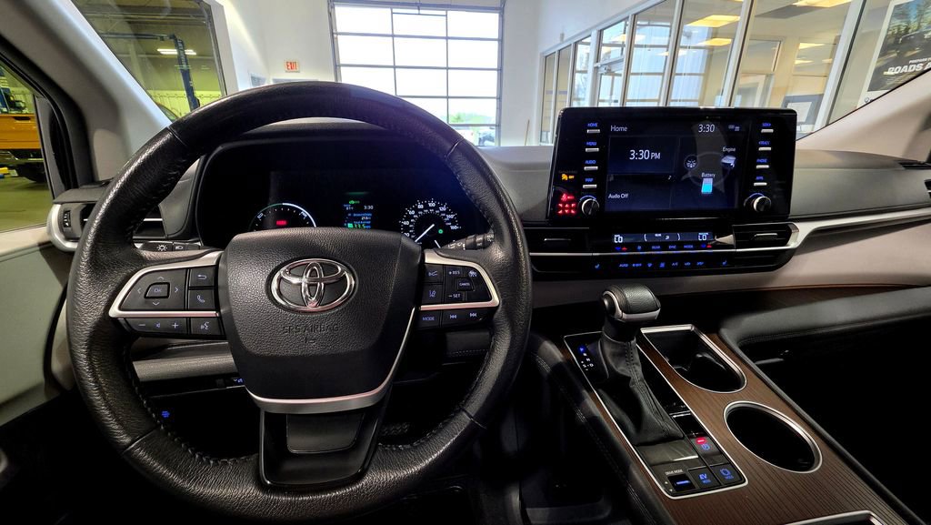 Used 2024 Toyota Sienna XLE image 21