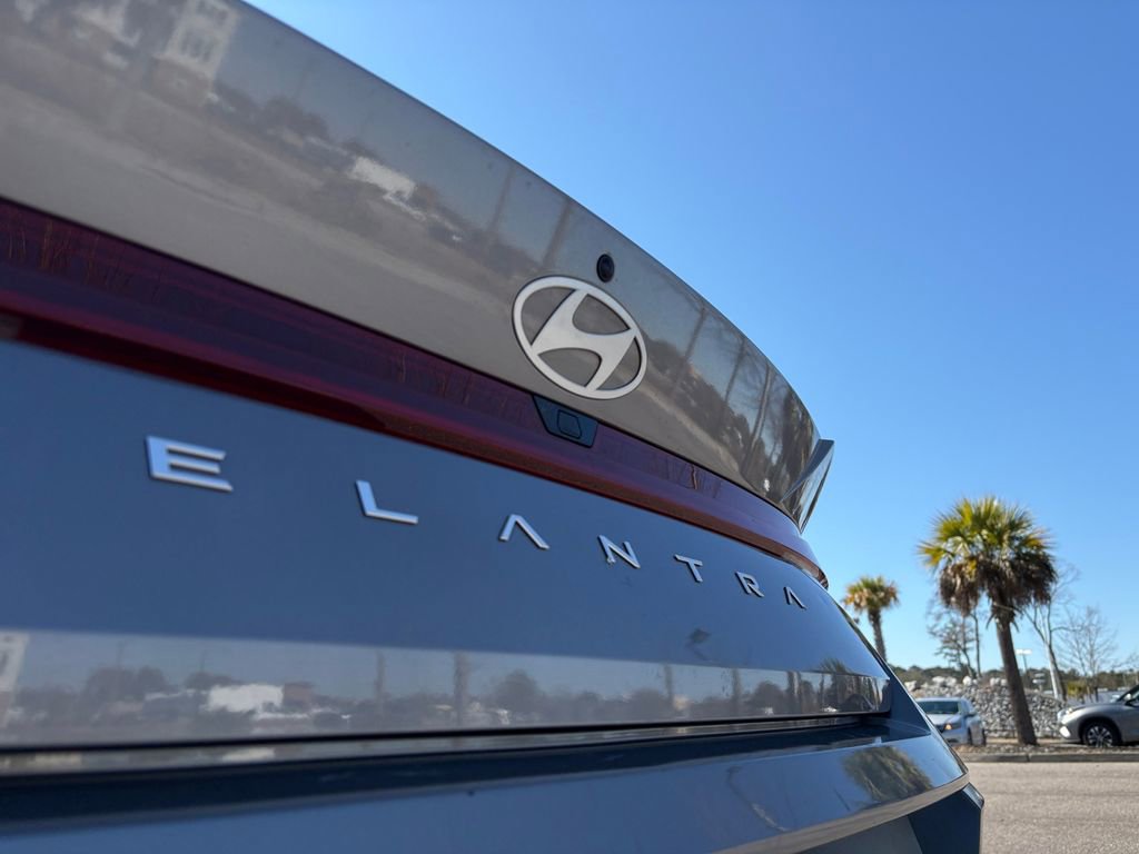 Used 2025 Hyundai Elantra SEL image 11