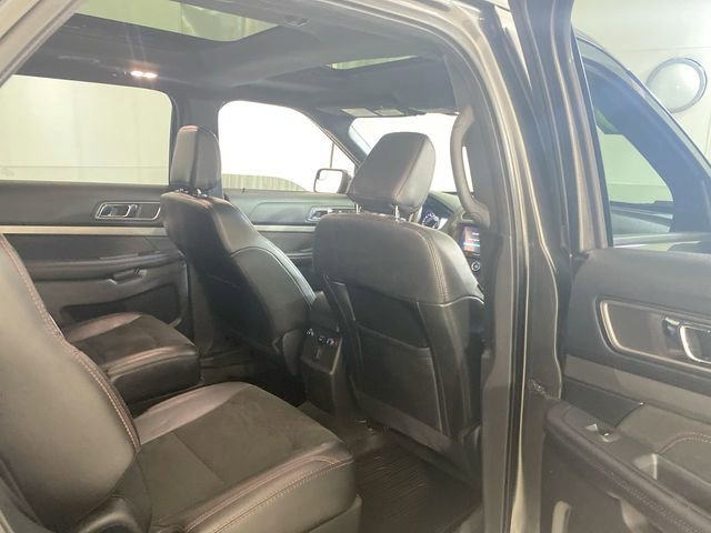 Used 2018 Ford Explorer XLT w/ Equipment Group 202A AWD/4WD image 32