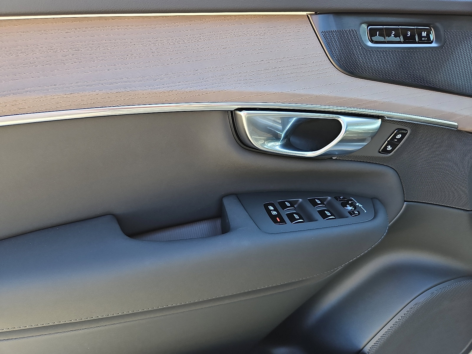 New 2026 Volvo XC90 B6 Plus w/ Protection Package Premier image 9