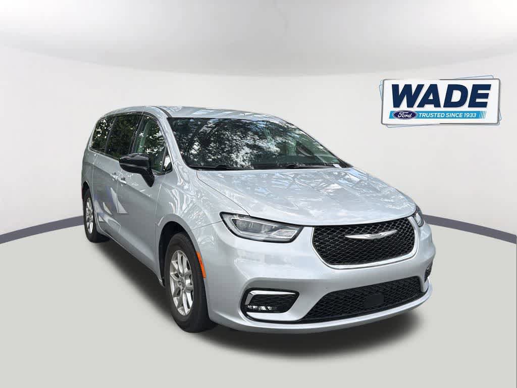 Used 2024 Chrysler Pacifica Touring-L FWD image 3