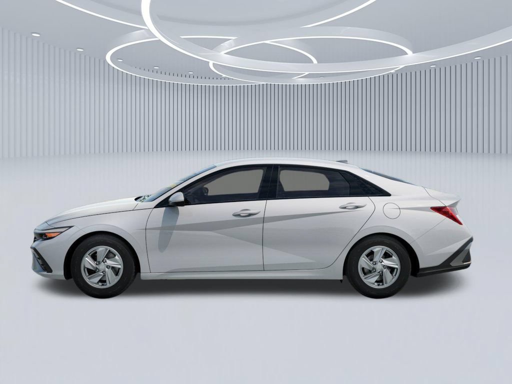 New 2026 Hyundai Elantra SE FWD image 3
