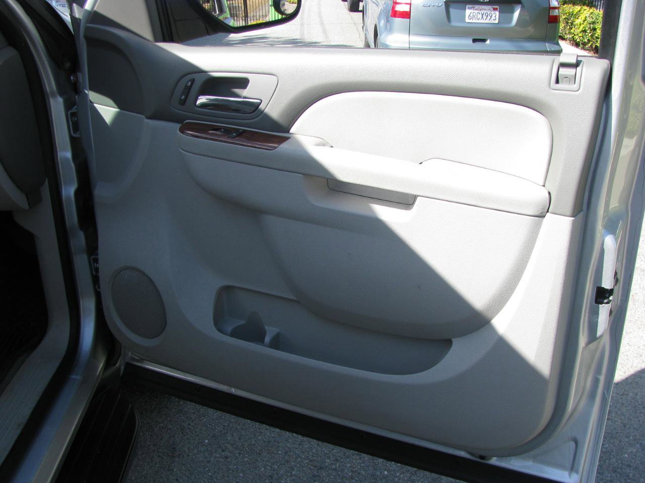 Used 2014 Chevrolet Suburban LT RWD image 15