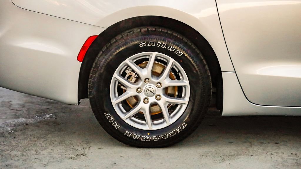 Certified 2024 Chrysler Pacifica Touring-L image 12