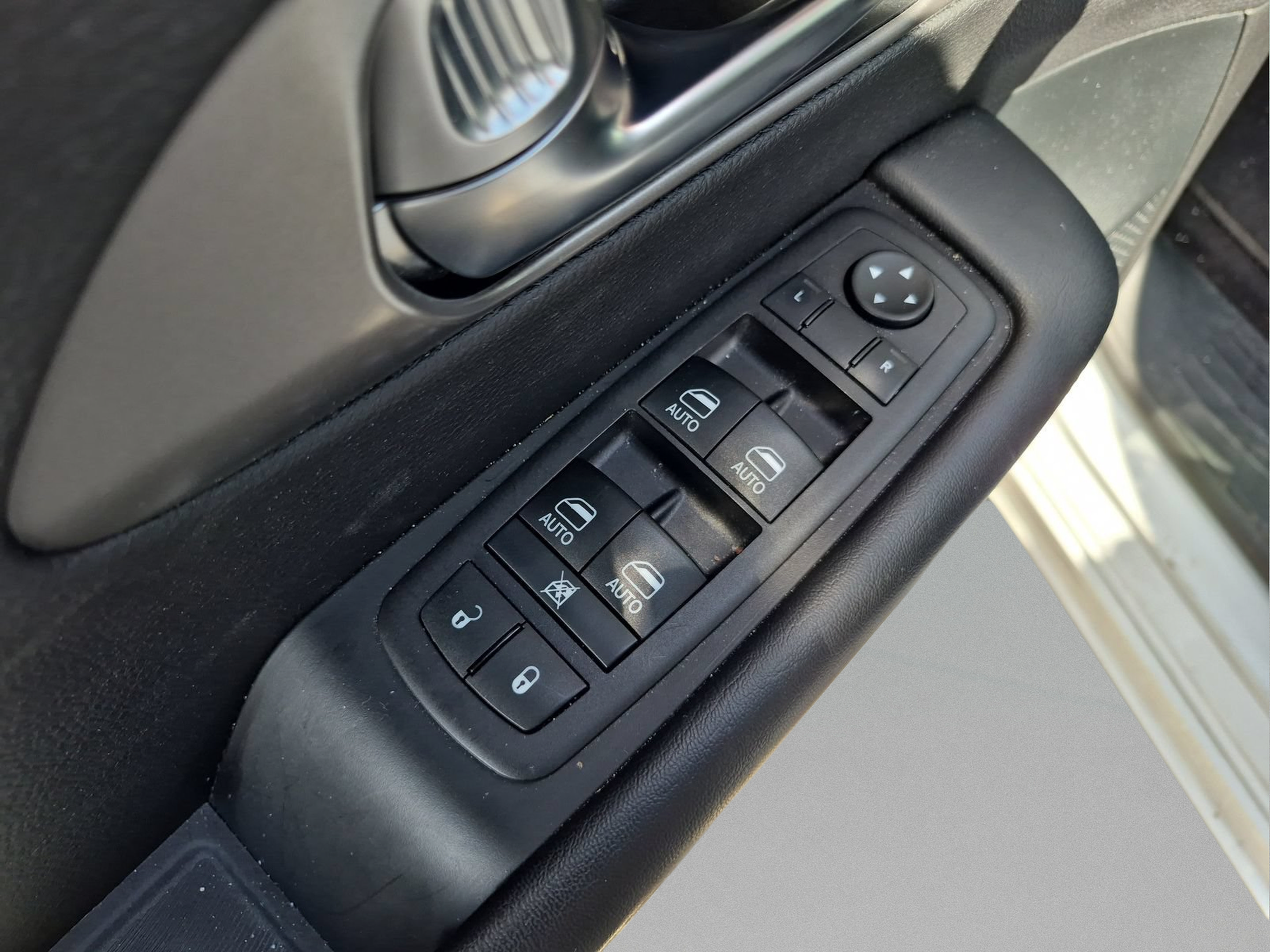 Used 2025 Chrysler Pacifica Select FWD image 16