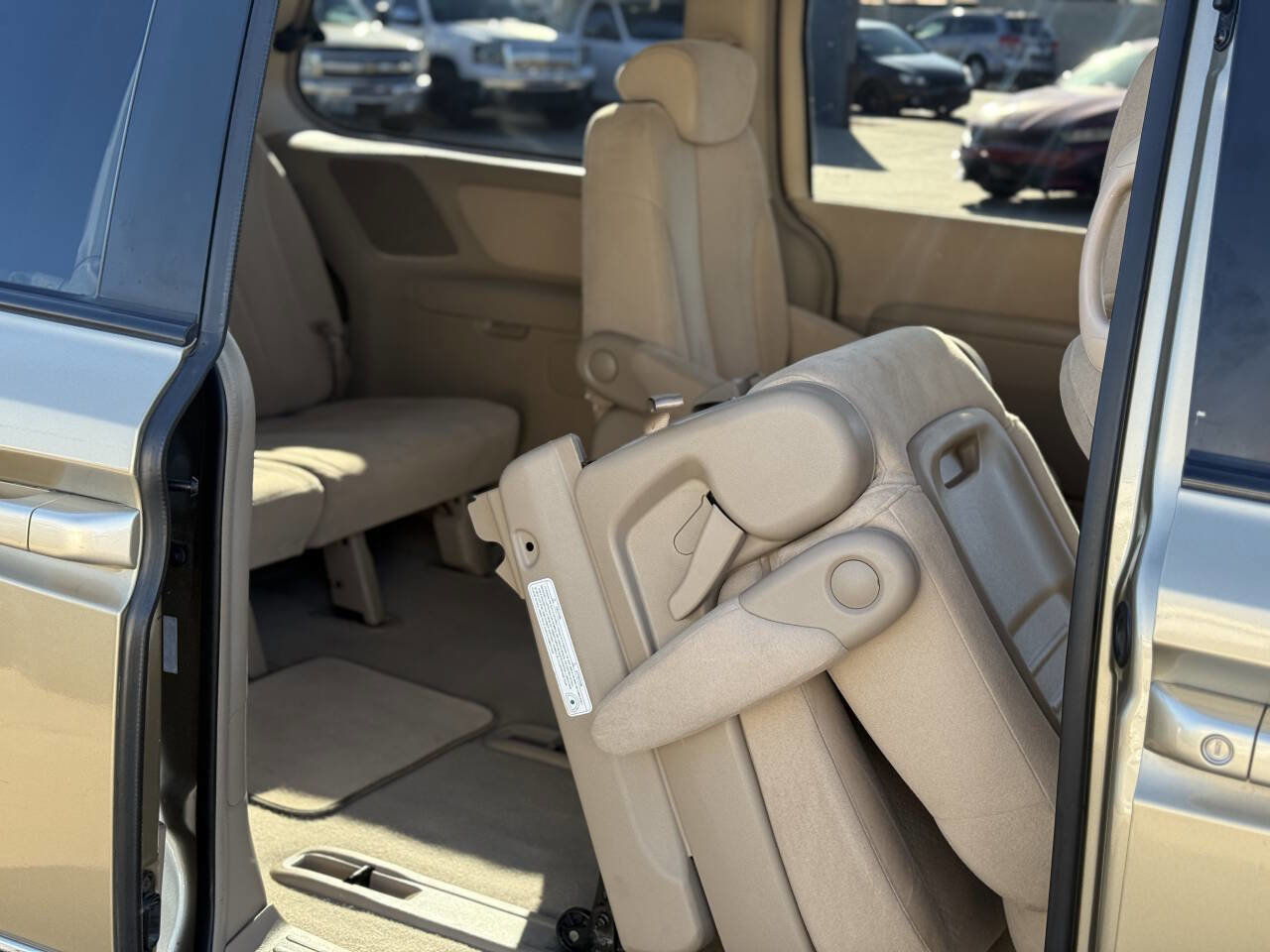 Used 2007 Hyundai Entourage Limited image 21