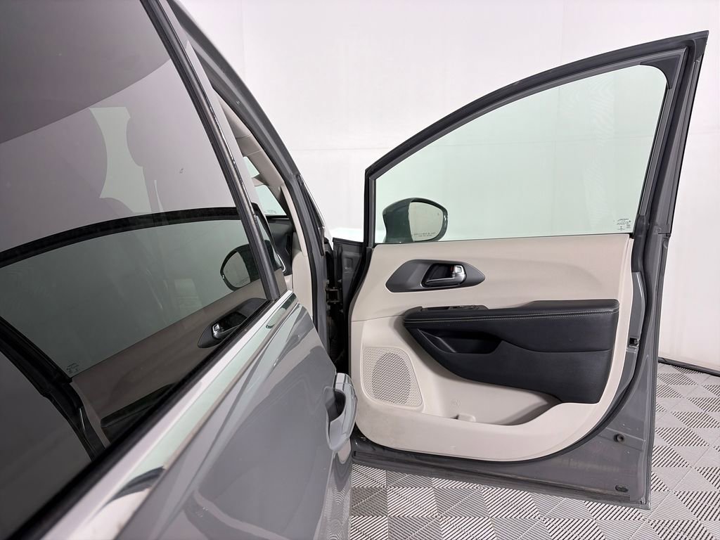 Used 2022 Chrysler Pacifica Touring-L FWD image 28