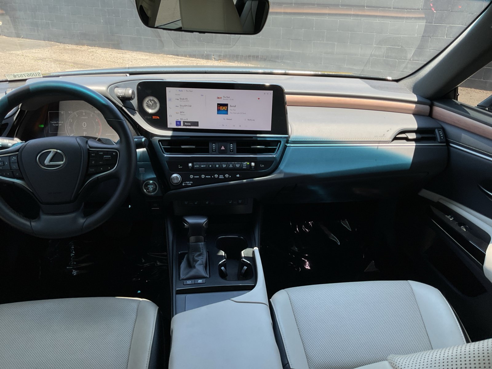 Used 2025 Lexus ES 300h w/ Premium Package FWD image 16