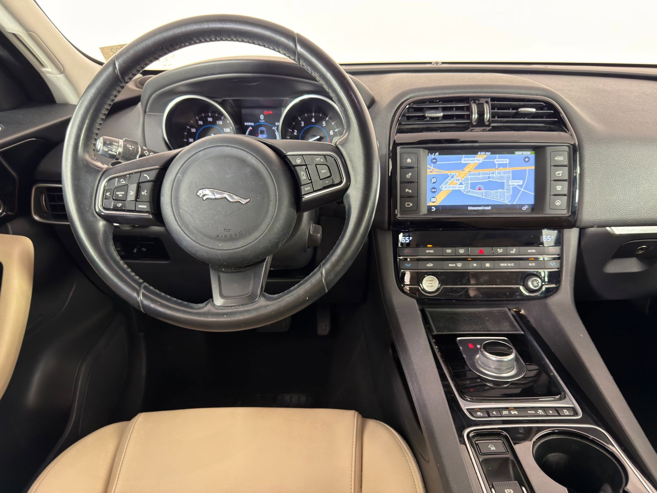 Used 2017 Jaguar F-PACE Premium image 33