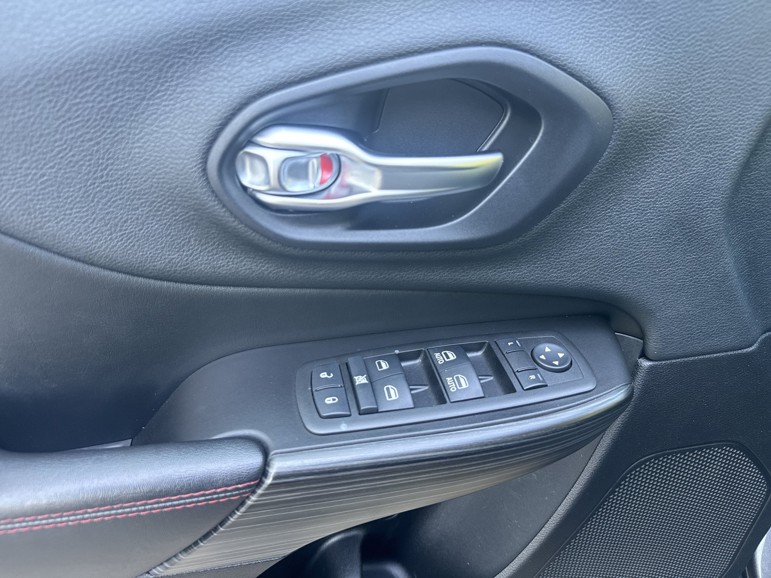 Used 2014 Jeep Cherokee Trailhawk w/ Comfort/Convenience Group AWD/4WD image 9