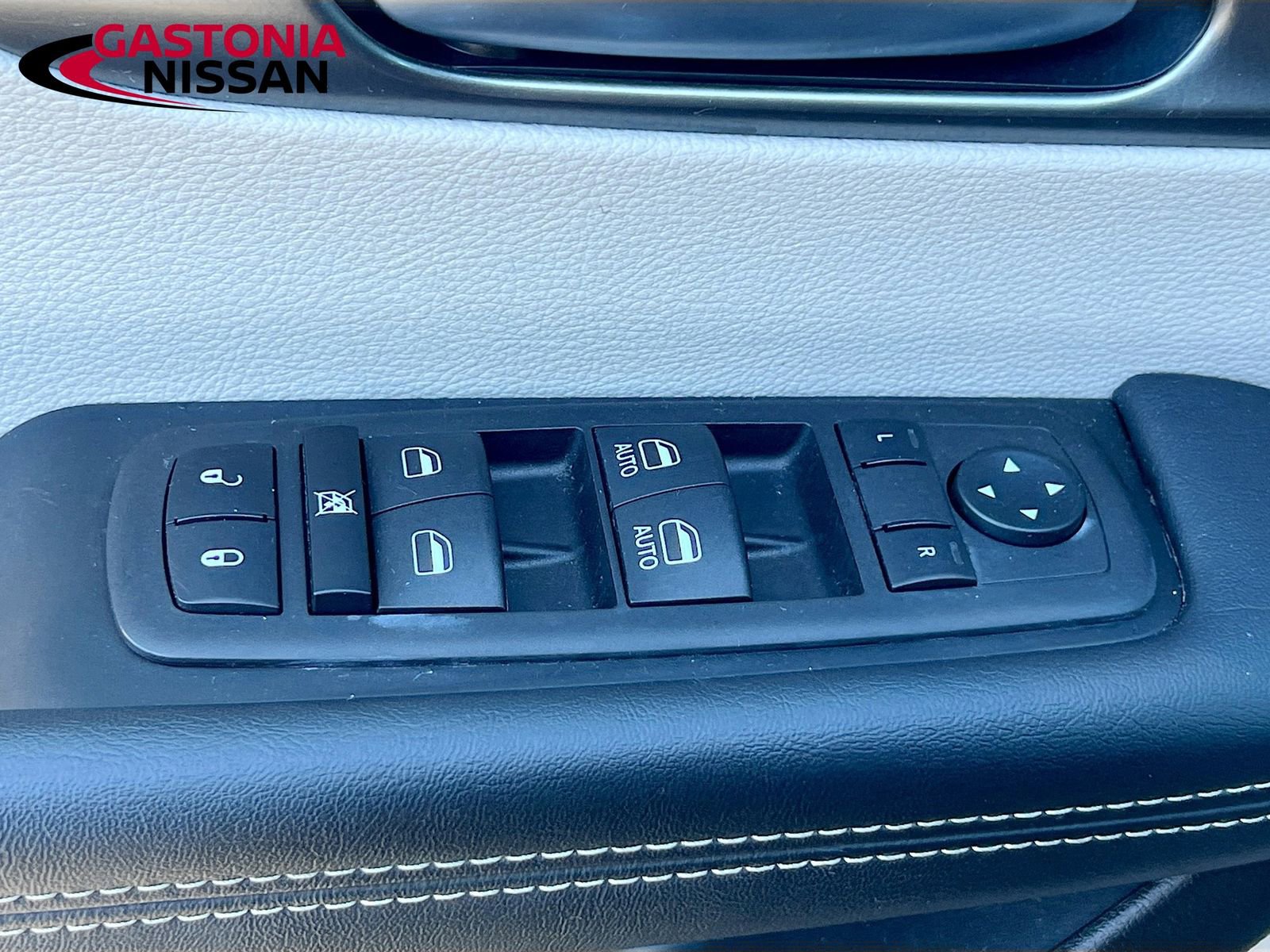 Used 2023 Chrysler Pacifica Touring-L image 22