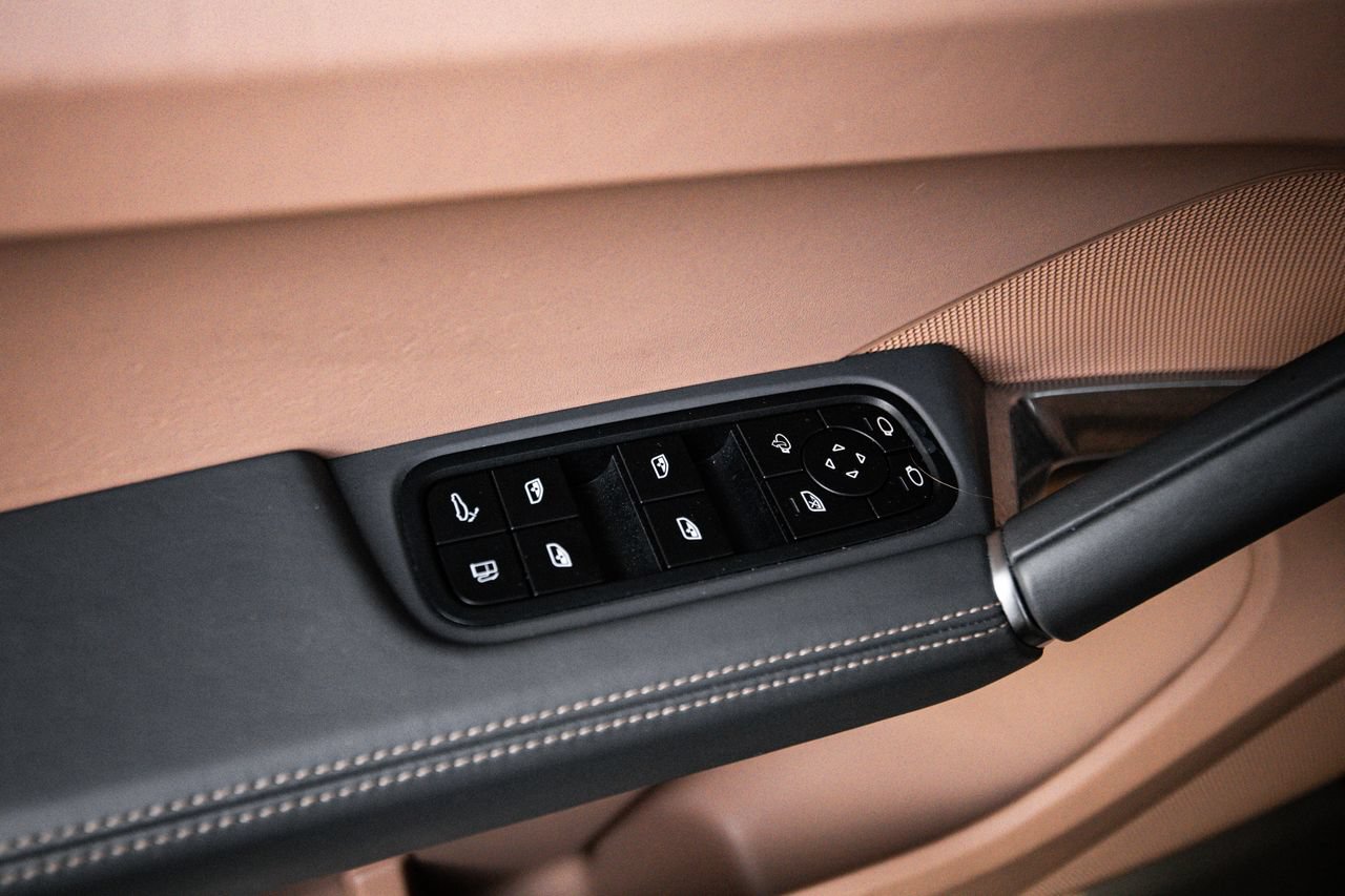 Certified 2022 Porsche Cayenne Turbo S AWD/4WD image 22