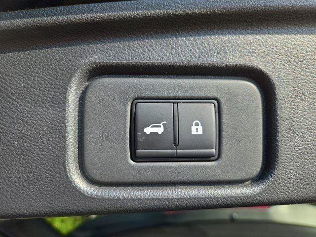 Used 2025 Nissan Pathfinder SV image 10