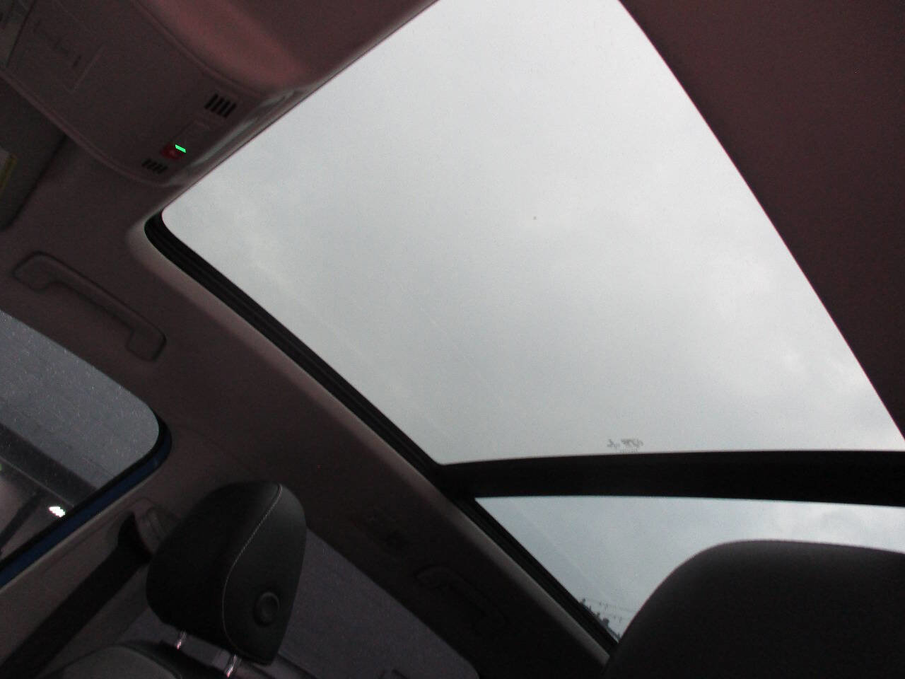 Used 2022 Volkswagen Taos SEL image 32