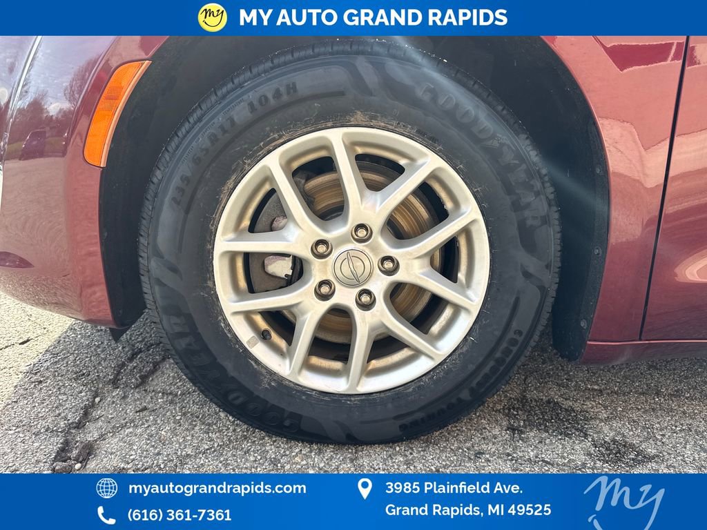 Used 2020 Chrysler Pacifica Touring w/ Cold Weather Group FWD image 30